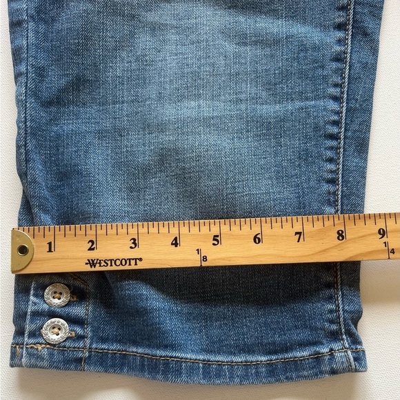 EUC Levi's 515 Womens 4 Flap Pockets Cuffed Bermuda Jean Shorts 🔥🔥 (R) - Picture 3 of 8